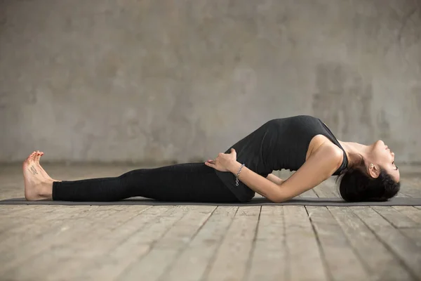 Młoda kobieta robi ćwiczenia Matsyasana — Zdjęcie stockowe