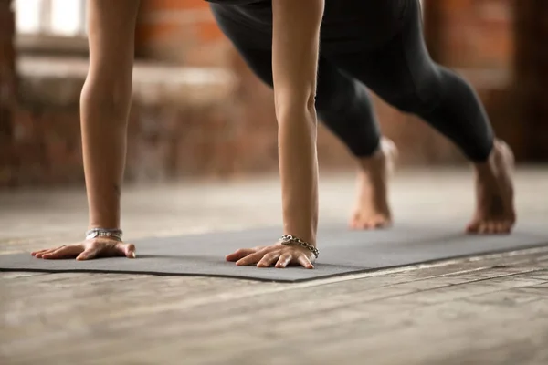 Donna che fa esercizi di push up o press up, da vicino — Foto Stock