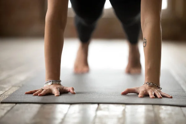 Vrouw doen push-ups of pers ups oefening, close-up — Stockfoto