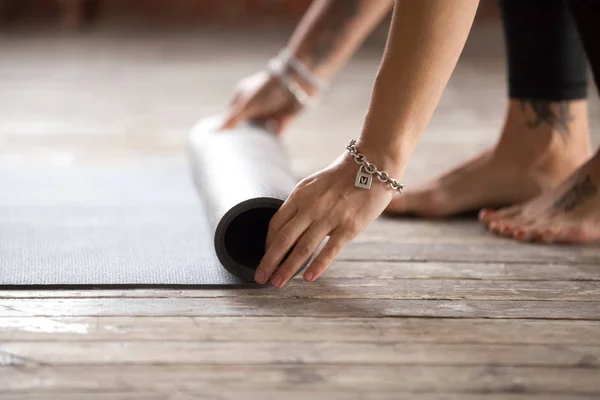 Handen rollen fitness mat. Begrip van gezond leven — Stockfoto