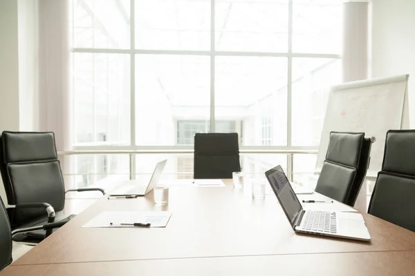 Konferenztisch im Büro des modernen Business Centers, Sitzungssaal — Stockfoto