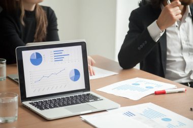 Üst düzey yönetim ekibi analiz istatistik verileri kurumsal toplantı, brifing belgeleri ve dizüstü bilgisayarlar ile strateji geliştirme iş başarıları tartışırken raporu veya çalışma sonucu gözden, görünümü kapatın