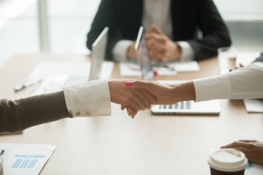 Grup Toplantısı, konferans tablo tebrik veya yapım anlaşma, yardım, dayanışma ve destek, kadın milleti yeti iş kavramı içinde sallayarak eller iş kadınları el sıkışma görünümü kapatın