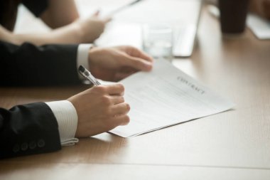 Anlaşma, yatırımcı veya kağıt satışı, Avukatlar ofisi, dolum yasal belgede imza koyarak icra kredi sigortası, alarak yapmak iş sözleşme imzalama takım elbiseli işadamı görünümü kapatın