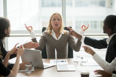 İşkadını pratik yoga, ruhsal ve duygusal denge, hiçbir stres ücretsiz yardım tutmak için çeşitli çalışanı olan toplantısında meditasyon yönetici kadın patron stresli iş yerinde vurguladı