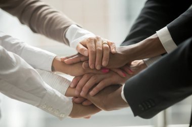 Yığılmış koyarak farklı insanların eller birlikte umut verici yardım ve destek başlangıç ortak iş, siyah ve beyaz ırklı grup motive edici eğitimi birleştirmek, bina kavramı takım, görünümü kapatın