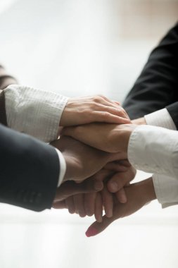Kaldır ellerini yakın dikey yığılmış yığını görüntülemek, motive çok etnik gruptan oluşan iş takım birleştirmek birlikte kavramı nişan ve birlik umut verici destek olarak, yardım ve taahhüt ekip işbirliği içinde