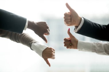 Eller yukarı ve aşağı, başparmak gibi karşı antipati jest, olumlu olumsuz geribildirim, Evet gösterilen çeşitli iş adamları ve itiraz oylama, çatışma anlaşmazlık görüşmeleri kavramı
