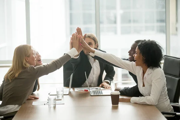 Glücklich motiviertes multiethnisches Business-Team, das mir High Five gibt — Stockfoto