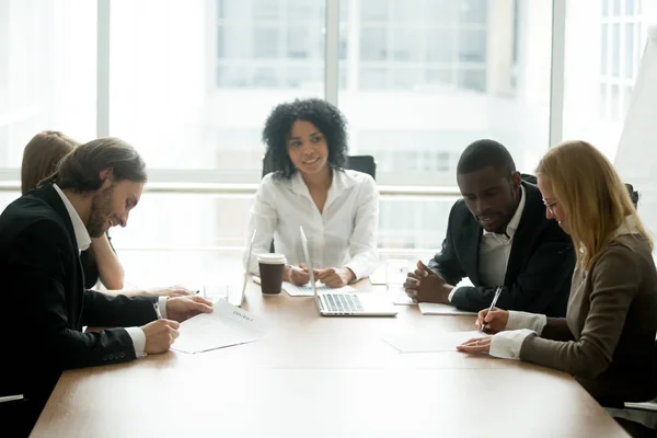 Empresário e empresária que assina contratos no grupo multira — Fotografia de Stock