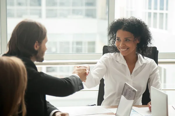 Sonriente Mujer Negocios Africana Hombre Negocios Caucásico Estrechando Mano Reunión —  Fotos de Stock