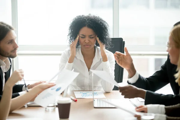 Empresaria Africana Abrumada Estresada Siente Cansada Reunión Corporativa Jefa Negra — Foto de Stock