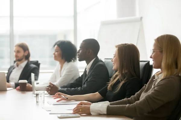 Diversos empresários sorridentes sentados à mesa de conferência no gr — Fotografia de Stock