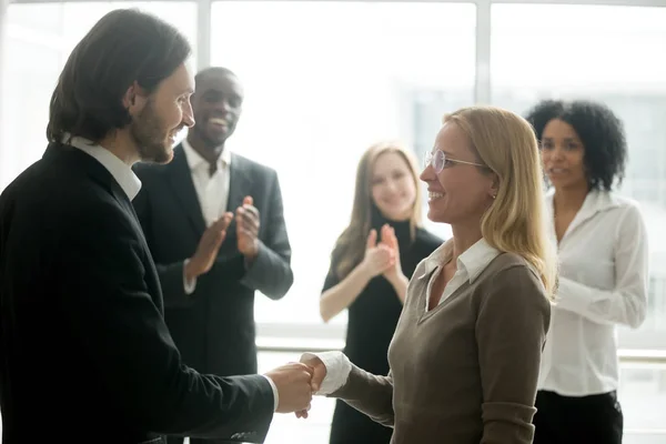 Chef schüttelt Mitarbeiter die Hand, der mit Beförderung gratuliert — Stockfoto
