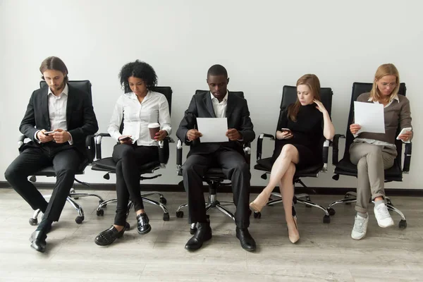 Candidats stressés nerveux se préparant à l'entrevue en attente — Photo