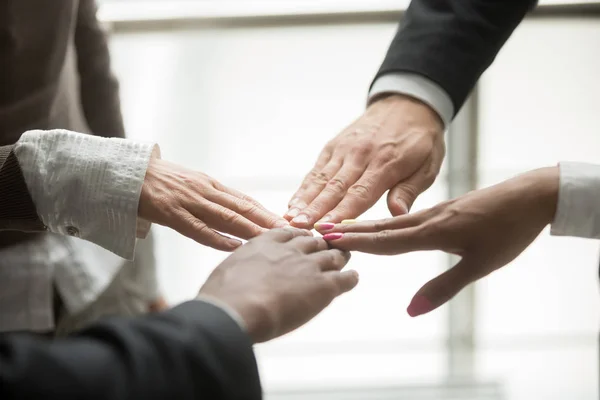 Händerna Fyra Olika Partner Tillsammans Multietnisk Business Teammedlemmar Vidröra Fingrar — Stockfoto