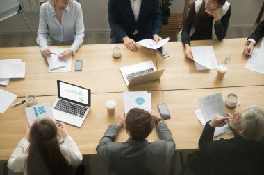 Konferans masası ile birlikte, te çalışma iş insanlar grubu