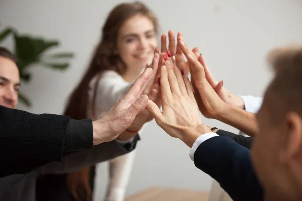 Motiviertes Business-Team gibt High Five aus nächster Nähe — Stockfoto