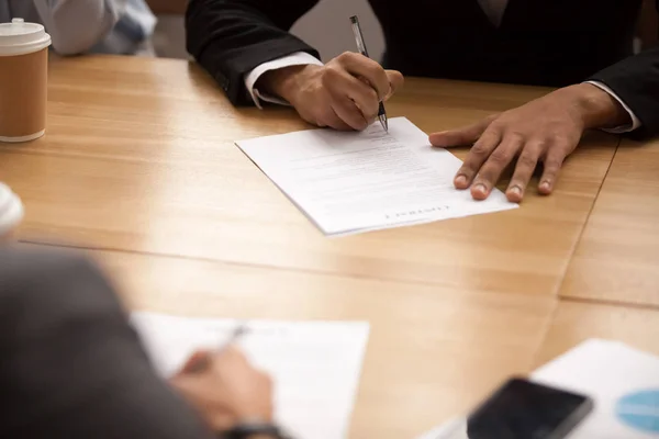 Businessman signing business contract at meeting, making partner — Stock Photo, Image