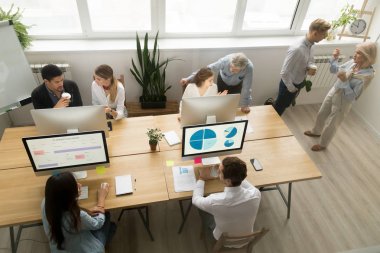 Konuşan işbirliği çeşitli genç ve kıdemli Ofis çalışanları, t