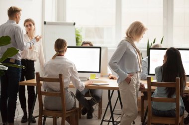 Ofis çalışanları, birlikte çalışan iş adamları ekip çalışması grup.