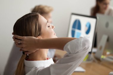 Genç işkadını nefes temiz hava, yan v iş yerinde rahatlatıcı