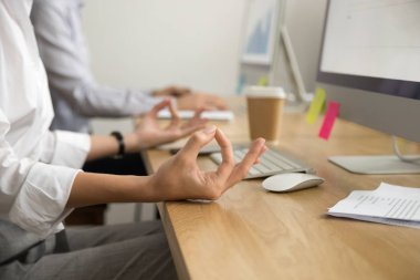 Gevşeme kavramı için Office yoga, erkek mudra yakın eller.