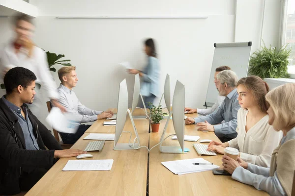 Oficina de coworking moderno ocupado con diversas personas que trabajan en comp — Foto de Stock