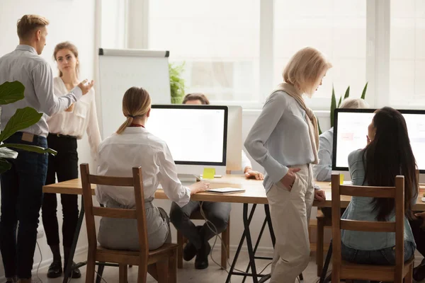 Empleados de oficina trabajando juntos, empresarios trabajando en equipo — Foto de Stock