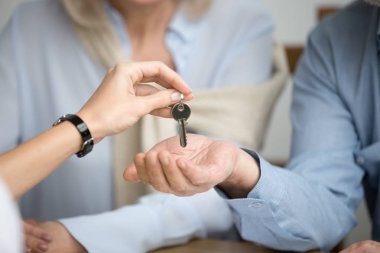 Getting anahtar için yeni ev daire Emlak, satınalma anlaşma, Aile ipotek yatırım ve satın alma özelliği kavramı, gayrimenkul sahipleri yapmak mutlu ev sahibi birkaç el görünümü kapatın