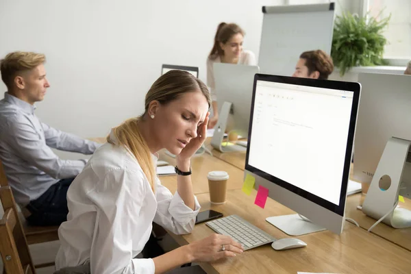 Trabajadora agotada que sufre de dolor de cabeza al tocar templ — Foto de Stock