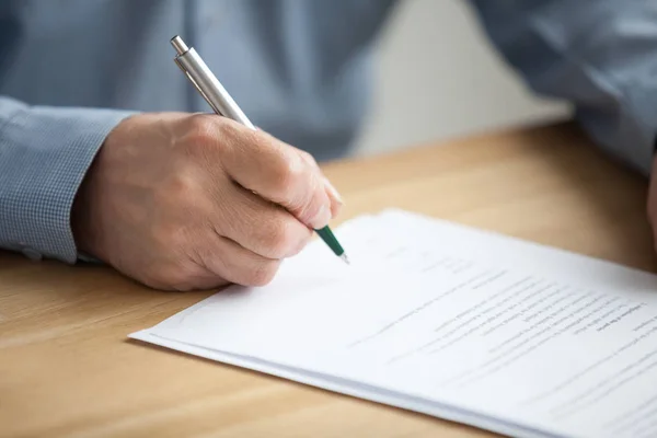 Close Van Oudere Mannenhand Ondertekening Bedrijfsdocument Senior Man Handtekening Zetten — Stockfoto