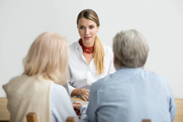 Finanzberaterin im Gespräch mit Senioren-Ehepaar — Stockfoto