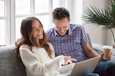 Genç mutlu çift lapto komik video online izlerken gülmekten