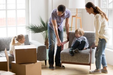 Mutlu aile gün evde devam oynayan çocuklar ile
