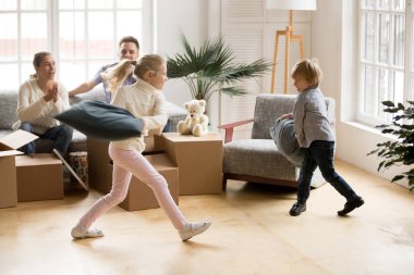 D devam mücadele yastık sahip etkin çocuklar kardeşleri heyecanlı