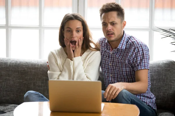 Shocked couple confused and scared watching horror movie on lapt — Stock Photo, Image