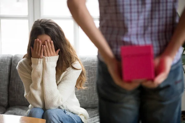 Junge Frau schließt Augen mit Händen, die auf eine Überraschung warten — Stockfoto