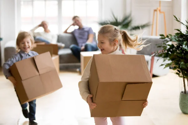 Aktiva barn njuter flytta dag kör leker med lådor t — Stockfoto