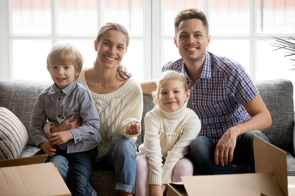 Ritratto di famiglia felice con figli adottivi nel giorno del trasloco — Foto Stock