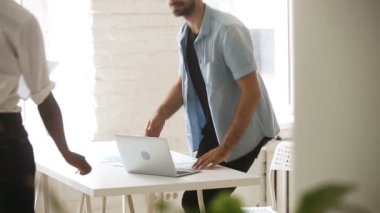 Office toplantıda müzakere el sıkışan iki farklı iş adamları