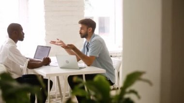 Başarılı iş görüşmelerin ardından el sıkışan iki farklı genç iş adamları