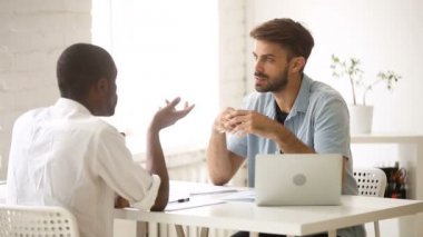 Müzakere, Ofis Masası, tartışırken iş anlaşması söz çeşitli iş adamları