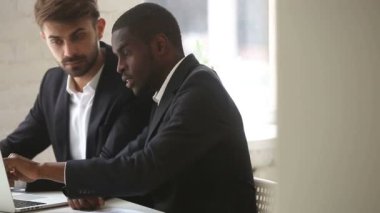 Afrika kökenli Amerikalı işadamı PC bilgisayar sunu beyaz istemciye gösterilen