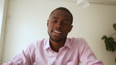 Kamera önünde konuşurken, videocall yapma, videoblog kayıt Afrika işadamı gülümseyen