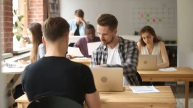 Çok ırklı iş adamları ile yer coworking hücre konuşurken işadamı