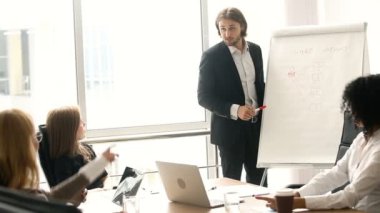 Kendine güvenen işadamı flipchart üzerinde boardroom meslektaşları için sunu yapma
