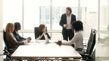 Çeşitli iş adamları ile sözcü Yönetim Kurulu toplantısında sunum tartışmak