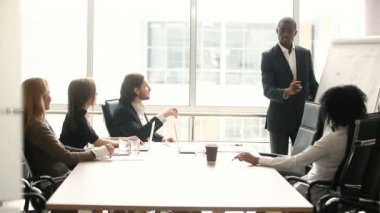 Koyu tenli işadamı yapılan Yönetim Kurulu toplantısında ortaklara sunu