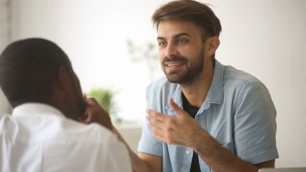 Dos empresarios multirraciales diversos que tienen disputa, discutiendo desacuerdo durante las negociaciones — Vídeos de Stock